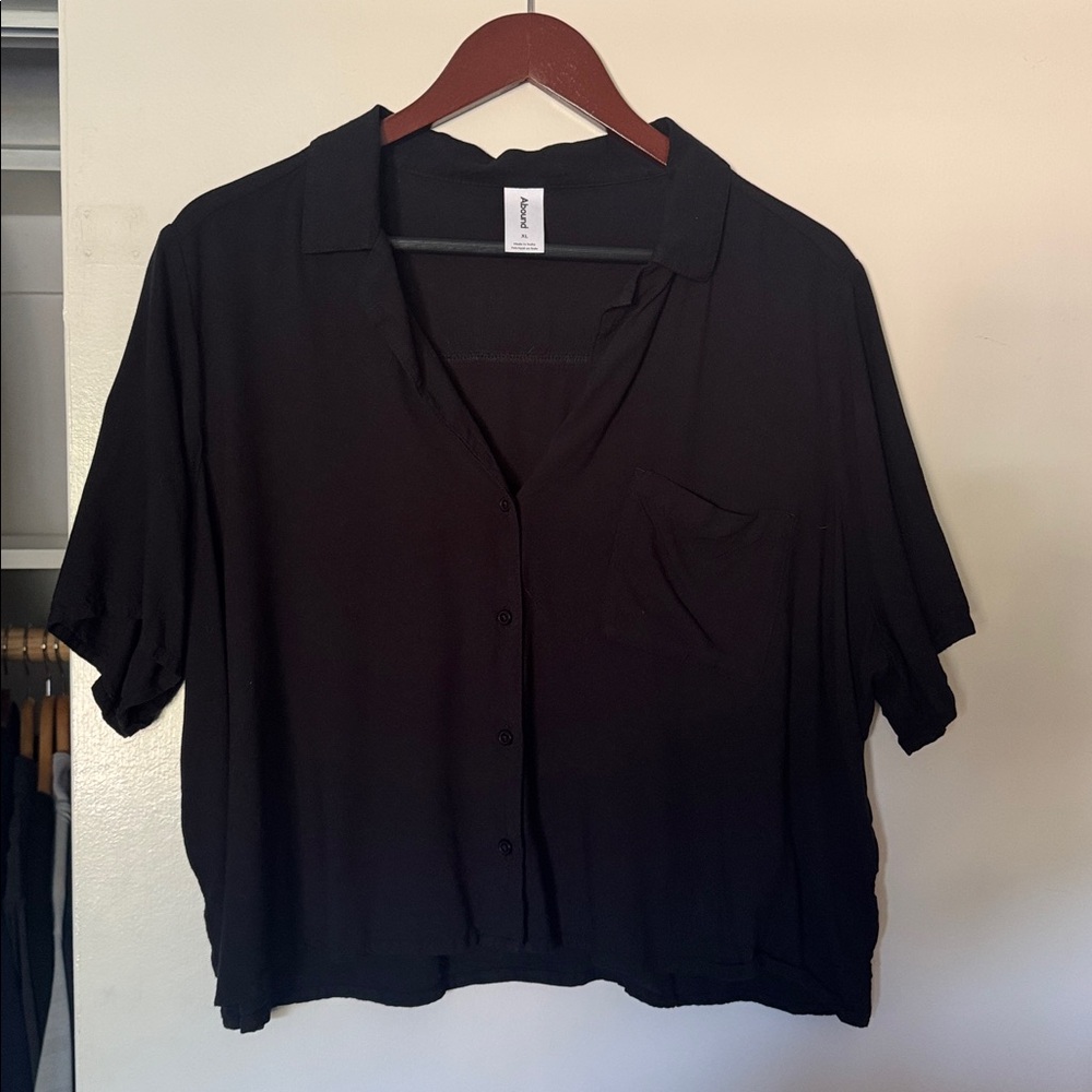 Cropped buttoned down blouse.